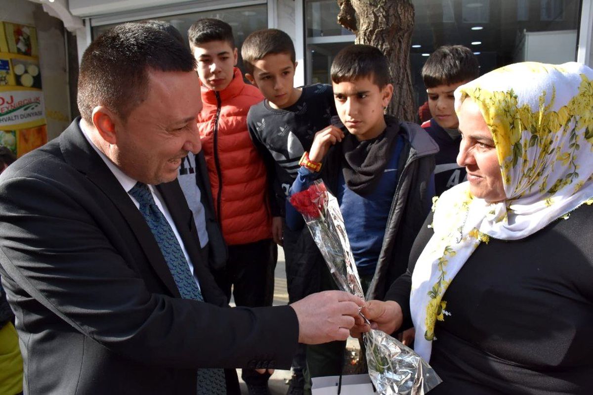 Başkan Beyoğlu kadınlara karanfil dağıttı