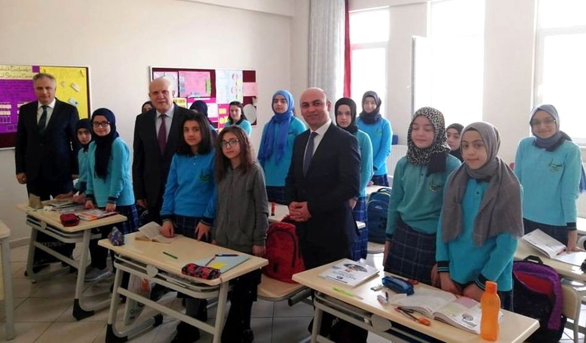 Başkan Pekmezci 15 Temmuz İmam Hatip Ortaokulu\'nu ziyaret etti