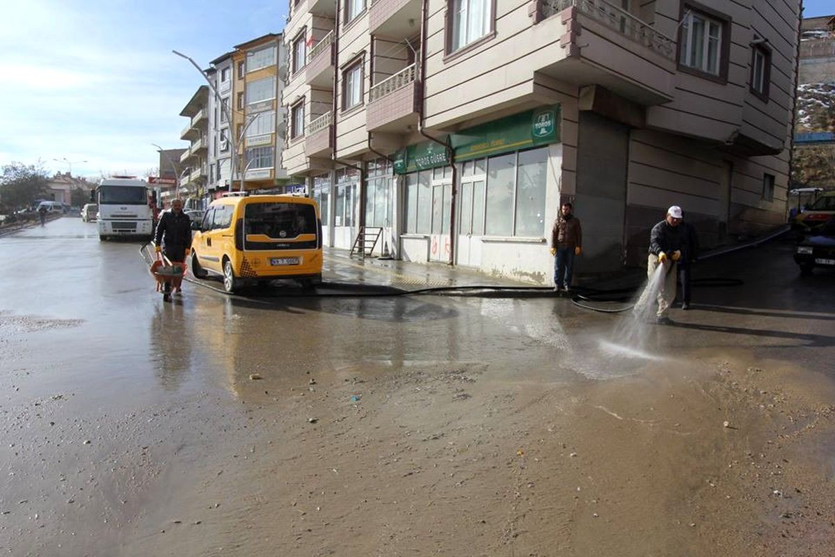 Bayburt\'ta cadde ve sokaklar tazyikli suyla yıkanıyor