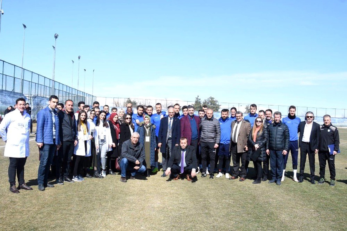 BB Erzurumspor teknik heyet ve futbolculara tatlı ikramında bulundular