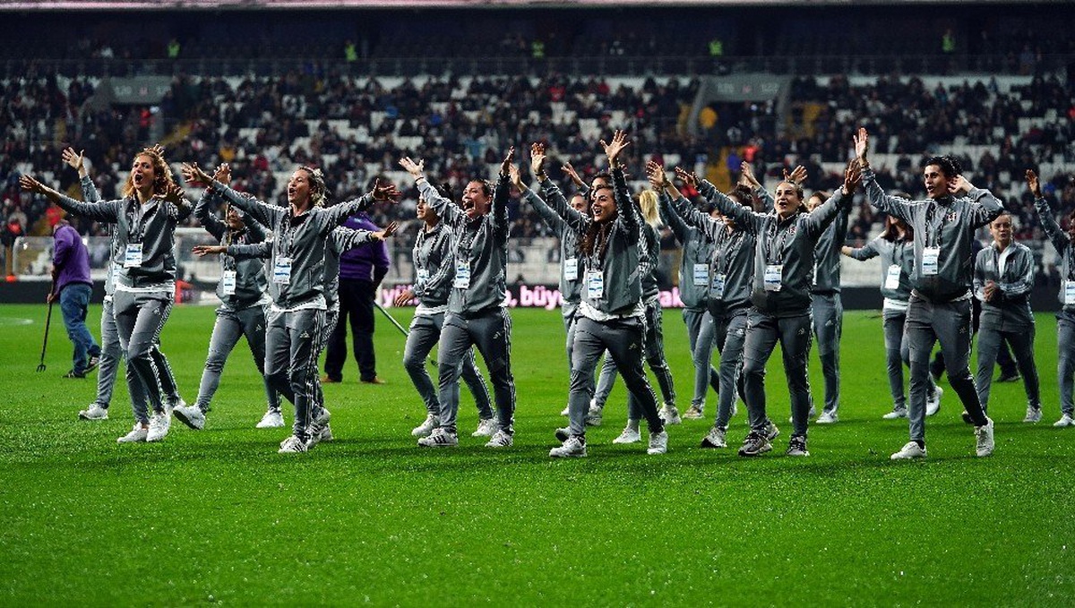 Beşiktaş Kadın Futbol Takımı, Vodafone Park\'ı selamladı