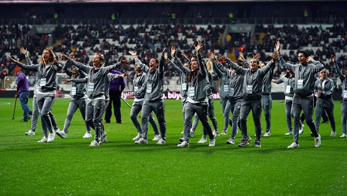 Beşiktaş Kadın Futbol Takımı, Vodafone Park\'ı selamladı