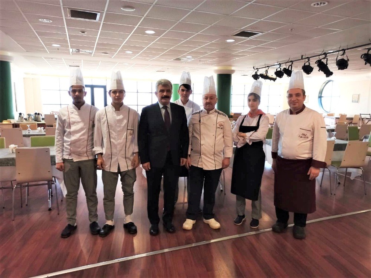 \'Beyaz kalpli\' öğrenciler üniversitede yemek yaptı