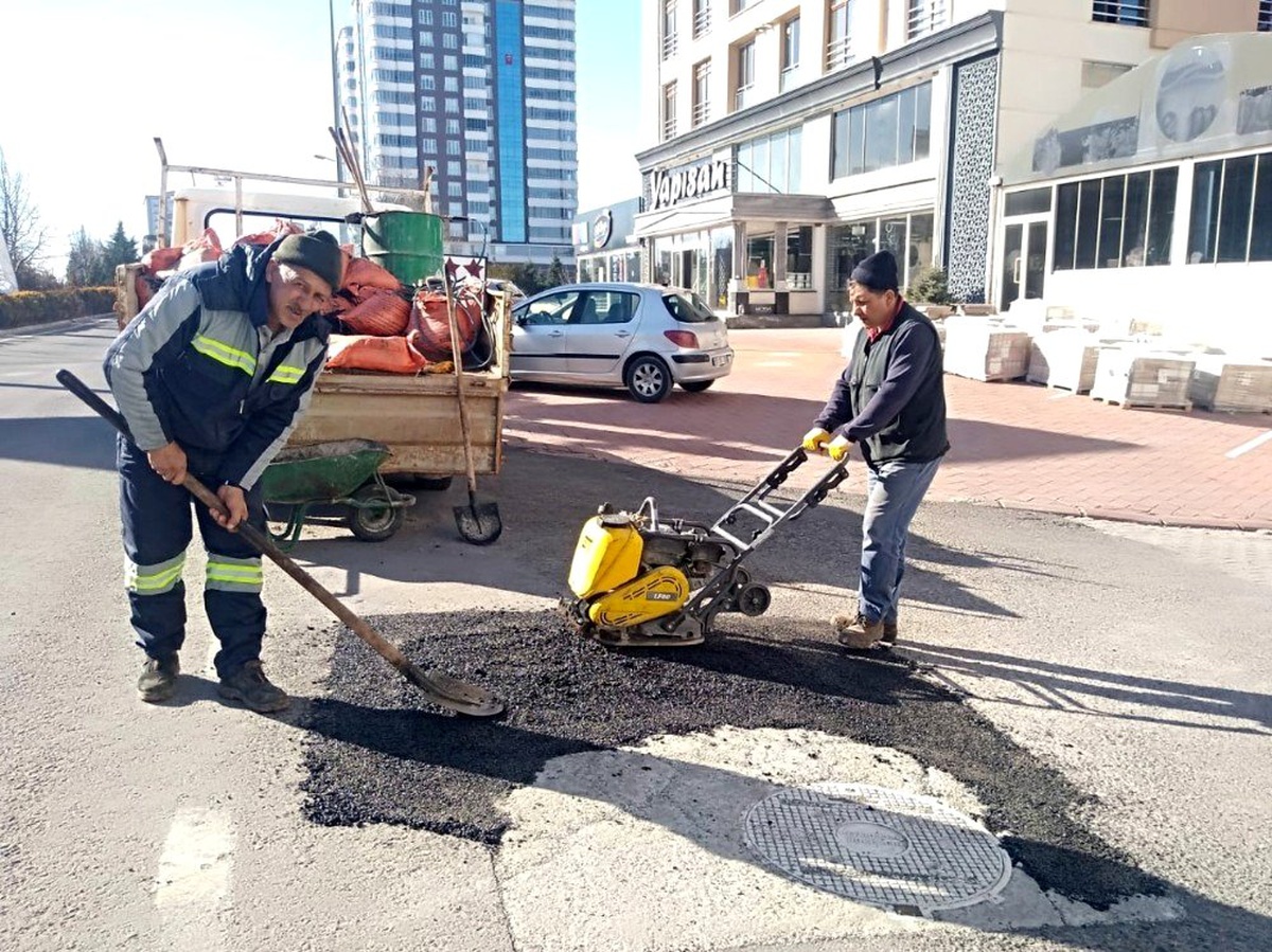 Bozuk yollar ve yaya kaldırımları onarılıyor