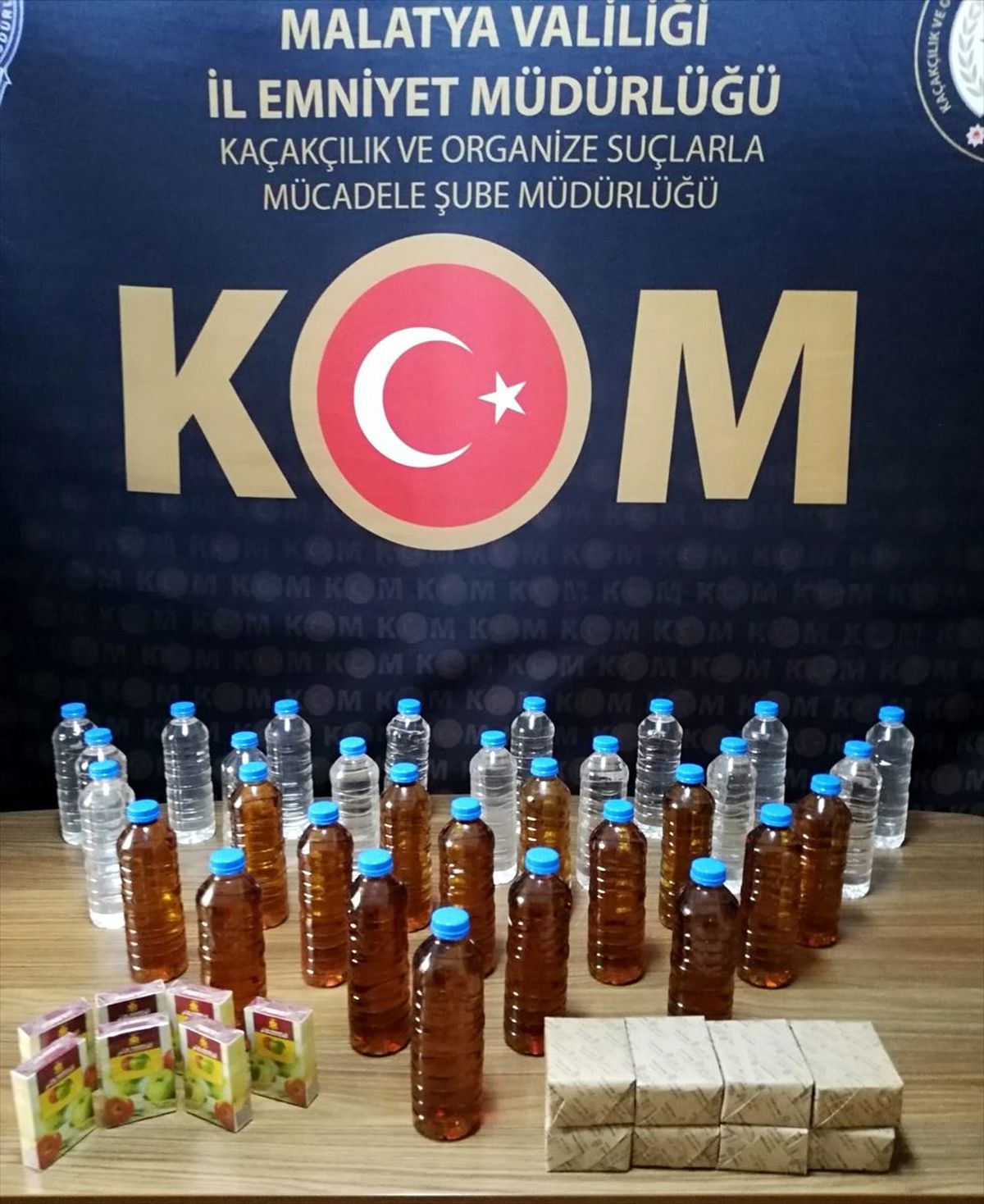 Çerez dolabına gizlenmiş 30 şişe sahte içki ele geçirildi