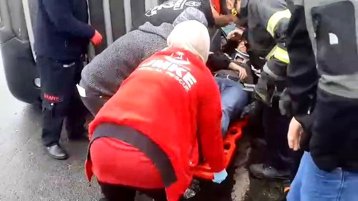 Demir yüklü tır devrildi, yaralı sürücüyü itfaiye kurtardı