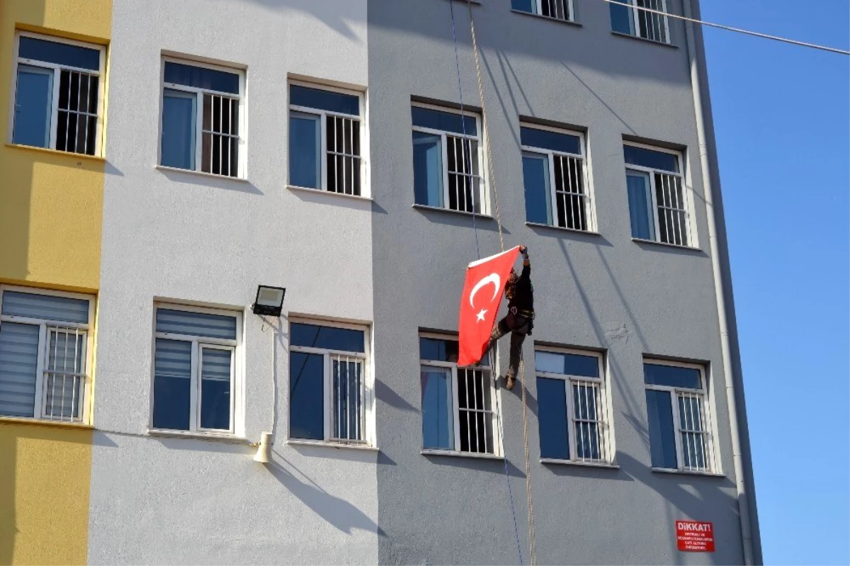 Deprem tatbikatında halatla çatıdan inerken Türk bayrağı açtılar