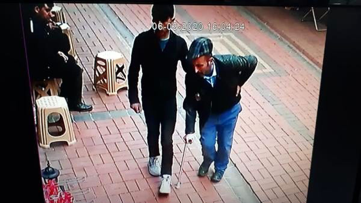 Engelli numarası yapan dilencinin tornavida ve baltayla zabıtaya saldırdığı anlar kamerada