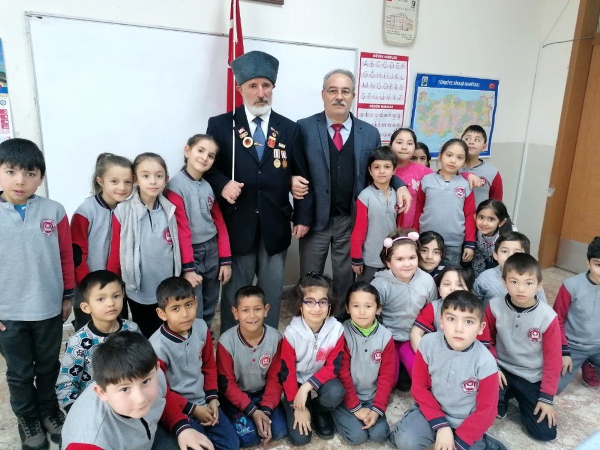 Gaziler, savaş anılarını çocuklara anlatıyor