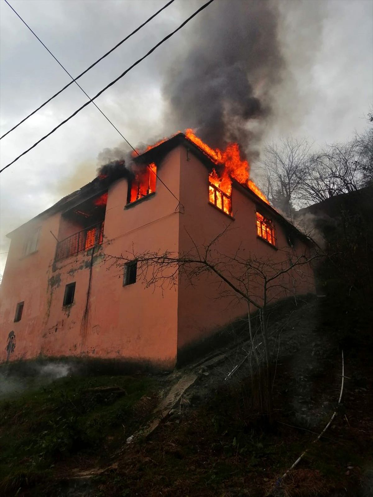 Giresun\'da çıkan yangında iki katlı ev kullanılamaz hale geldi