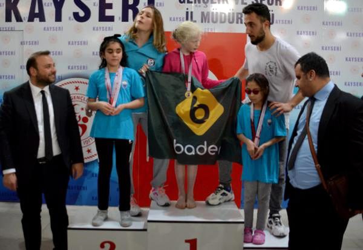Görme engelli sporcular madalya için kulaç attı