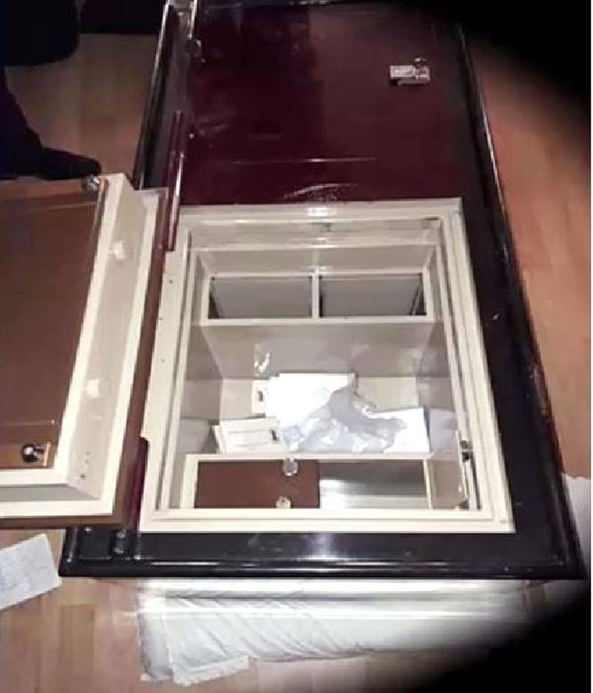 Halatla penceresinden girdikleri iş yerinde kasayı soyanlar tutuklandı