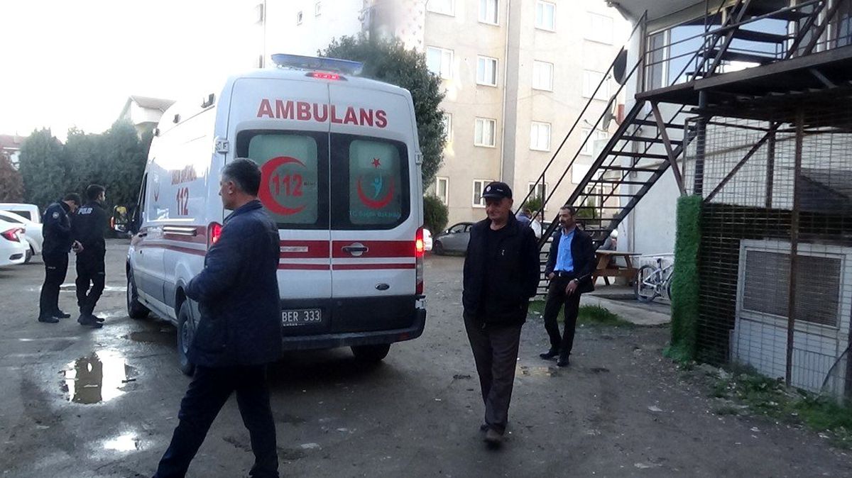 Hava almak için yangın merdivenine çıktı, bir alt kata düştü