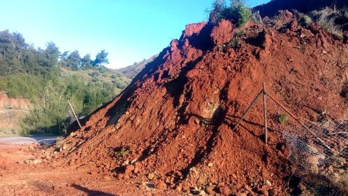 Heyelan nedeniyle kısmen kapanan yol ulaşıma açıldı