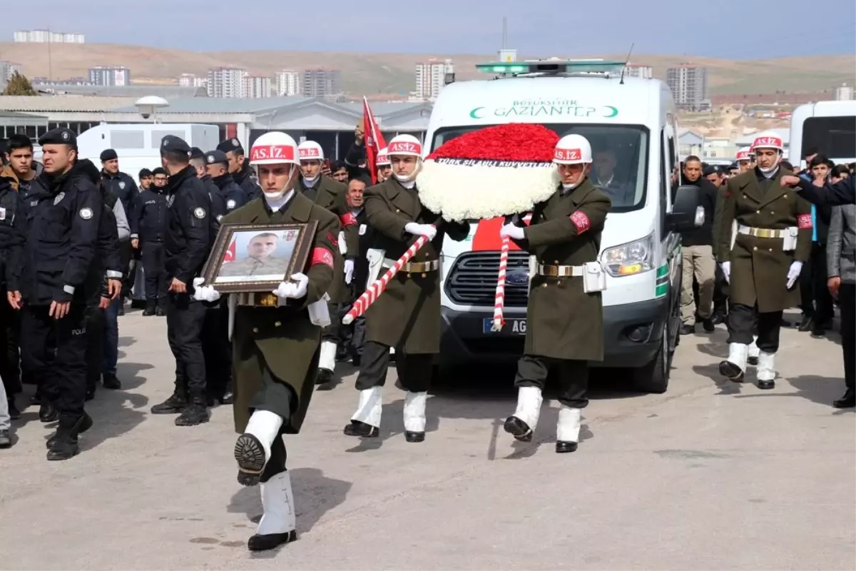 İdlib şehidi Gaziantep\'te son yolculuğuna uğurlandı