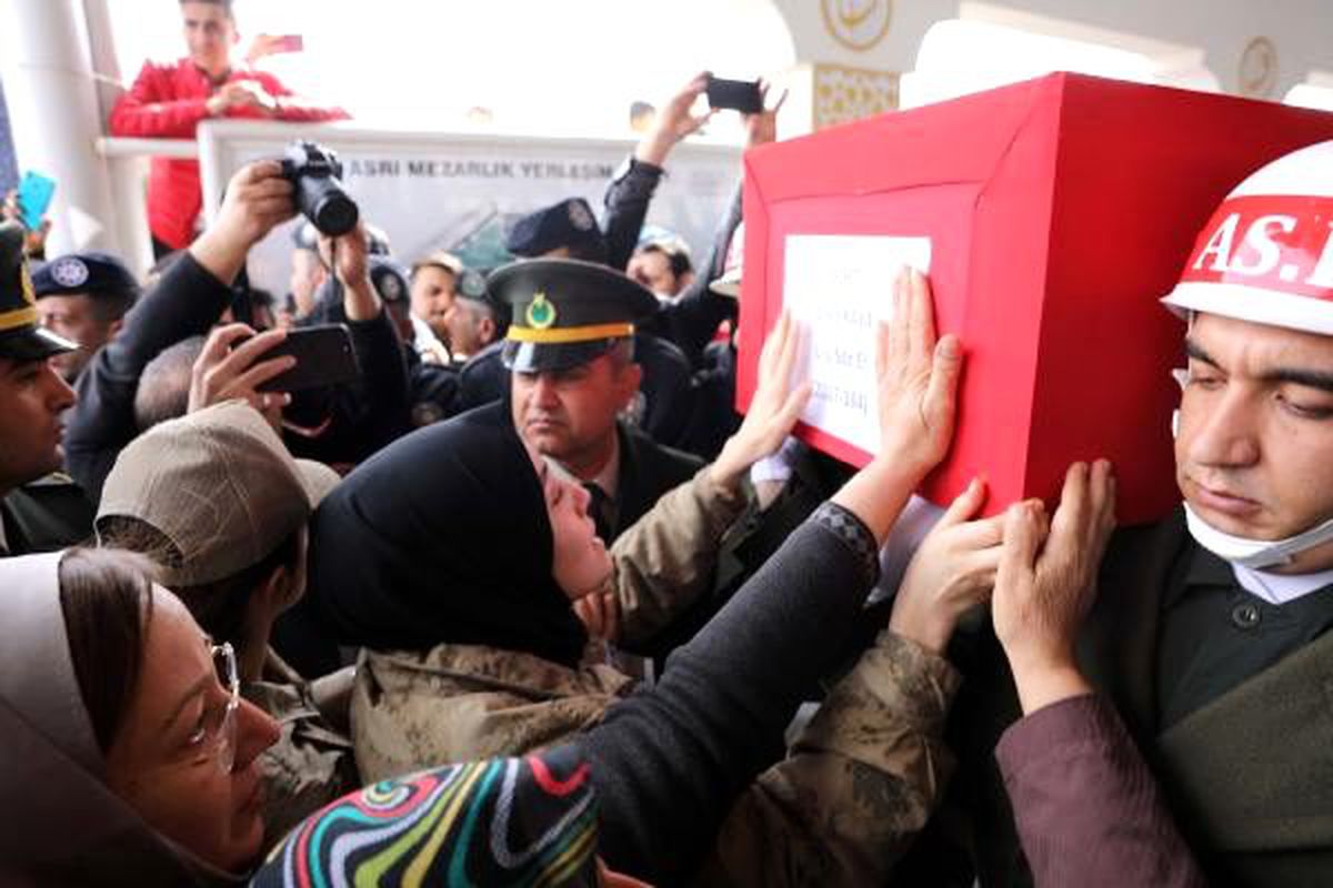 İdlib şehidi sözleşmeli er, Gaziantep\'te toprağa verildi