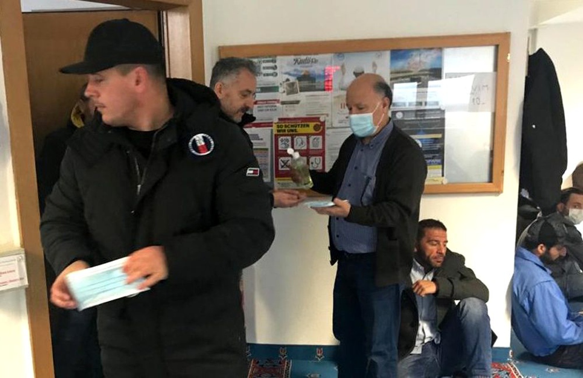 İsviçre\'de cuma namazında korona virüsü önlemi