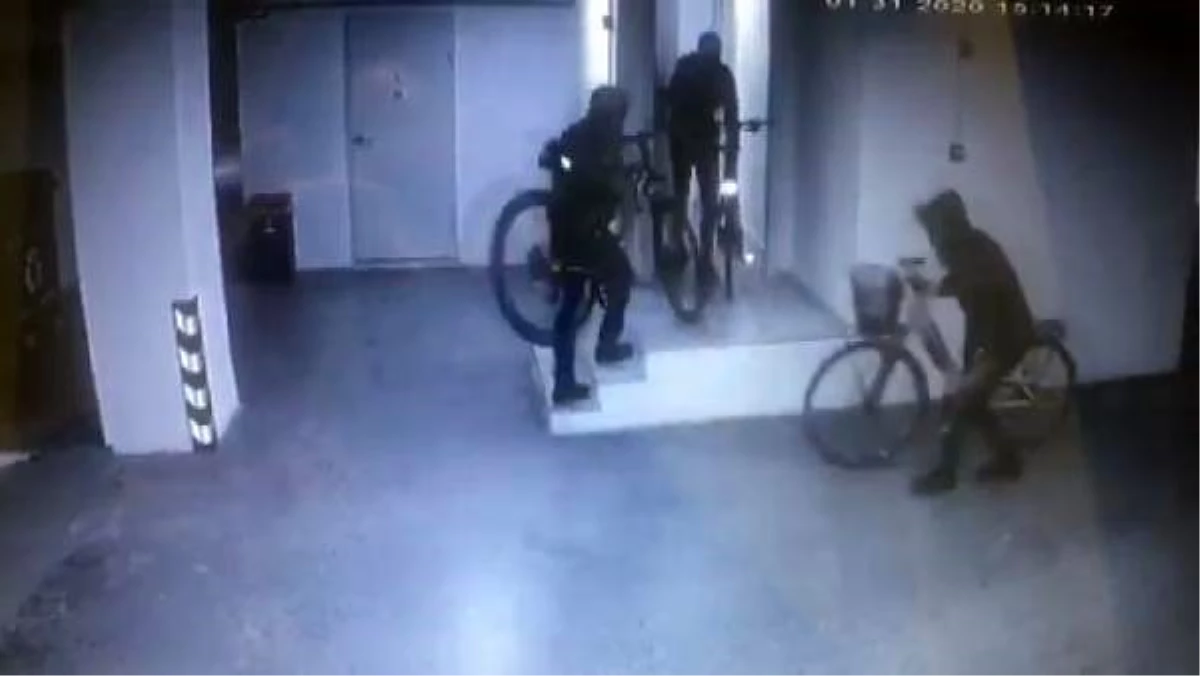 Kadıköy\'de bisiklet çalan şüpheliler kamerada