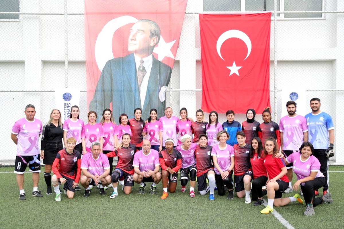 Kadın müdürler kadın futbolcularla maç yaptı