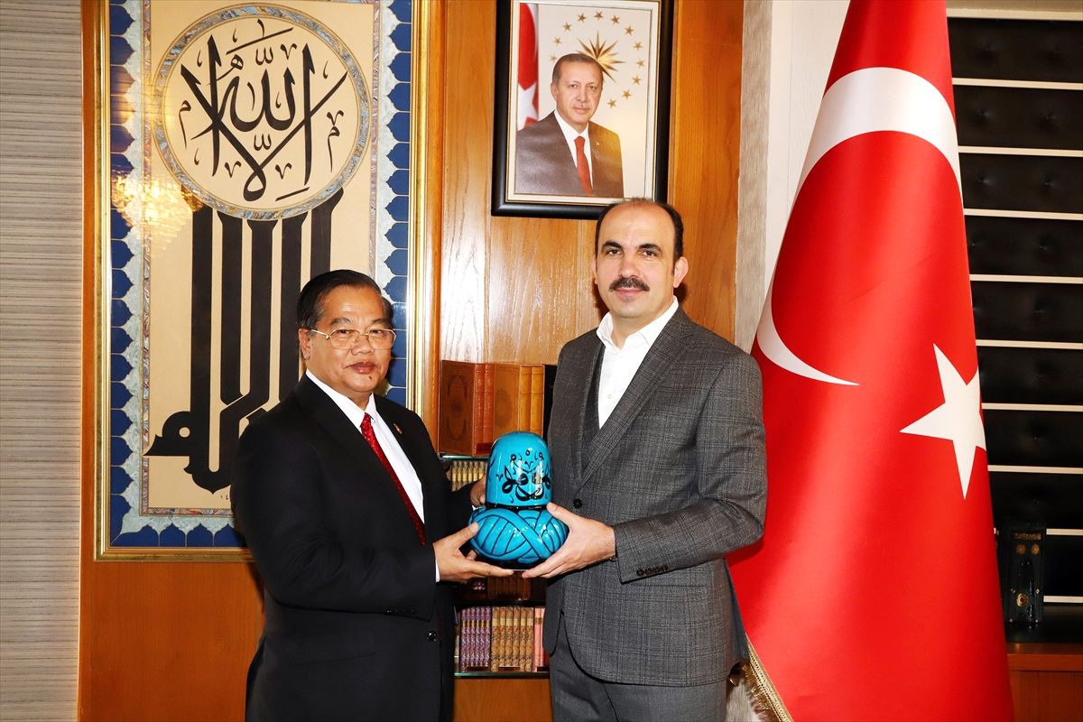Kamboçyalı Bakandan Konya Büyükşehir Belediye Başkanı Altay\'a ziyaret