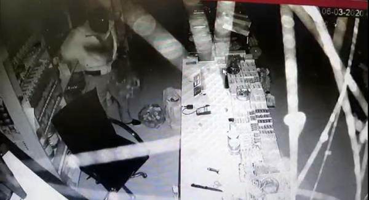 Kar maskeli soyguncu, marketten 10 bin liralık sigara çaldı