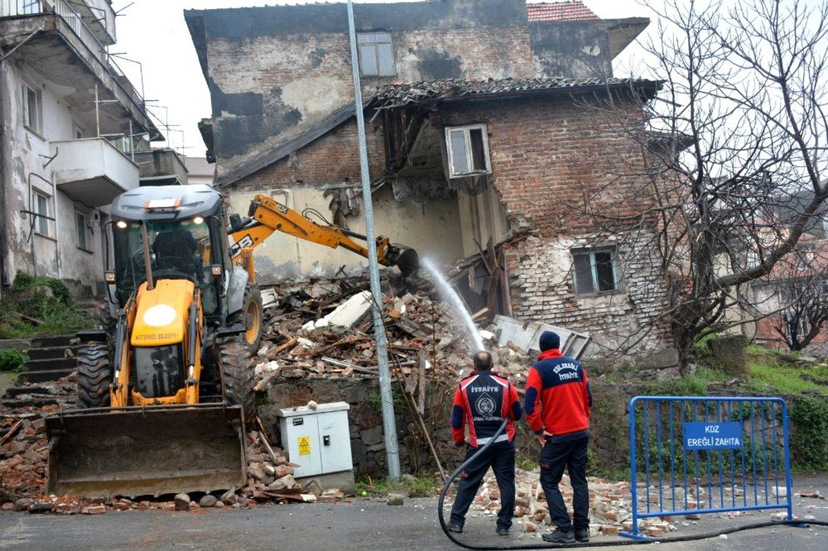 Kdz. Ereğli\'de metruk binalar yıkılıyor