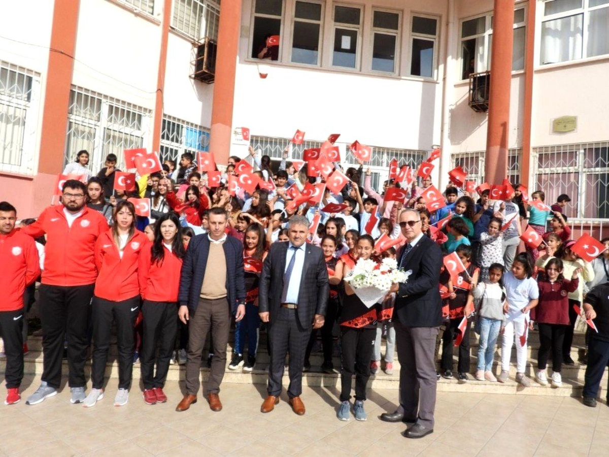 Kepez\'in gençleri sporcularla buluşuyor