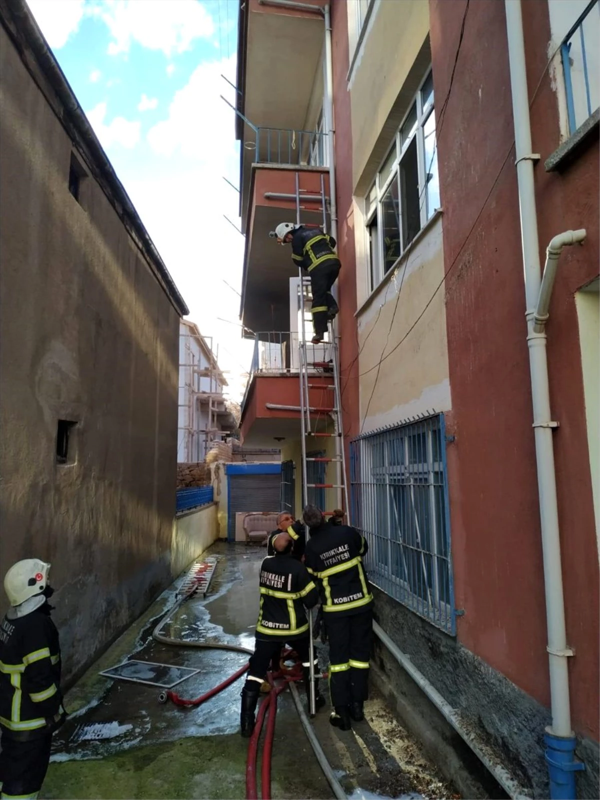 Kırıkkale\'de çıkan ev yangınında mahsur kalan 2 kişi kurtarıldı