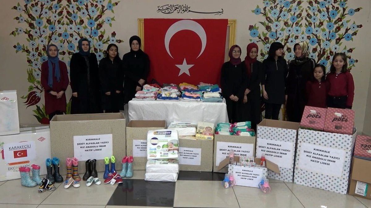 Kırıkkaleli öğrencilerden sınırdaki çadır kentte kalan kardeşlerine yardım
