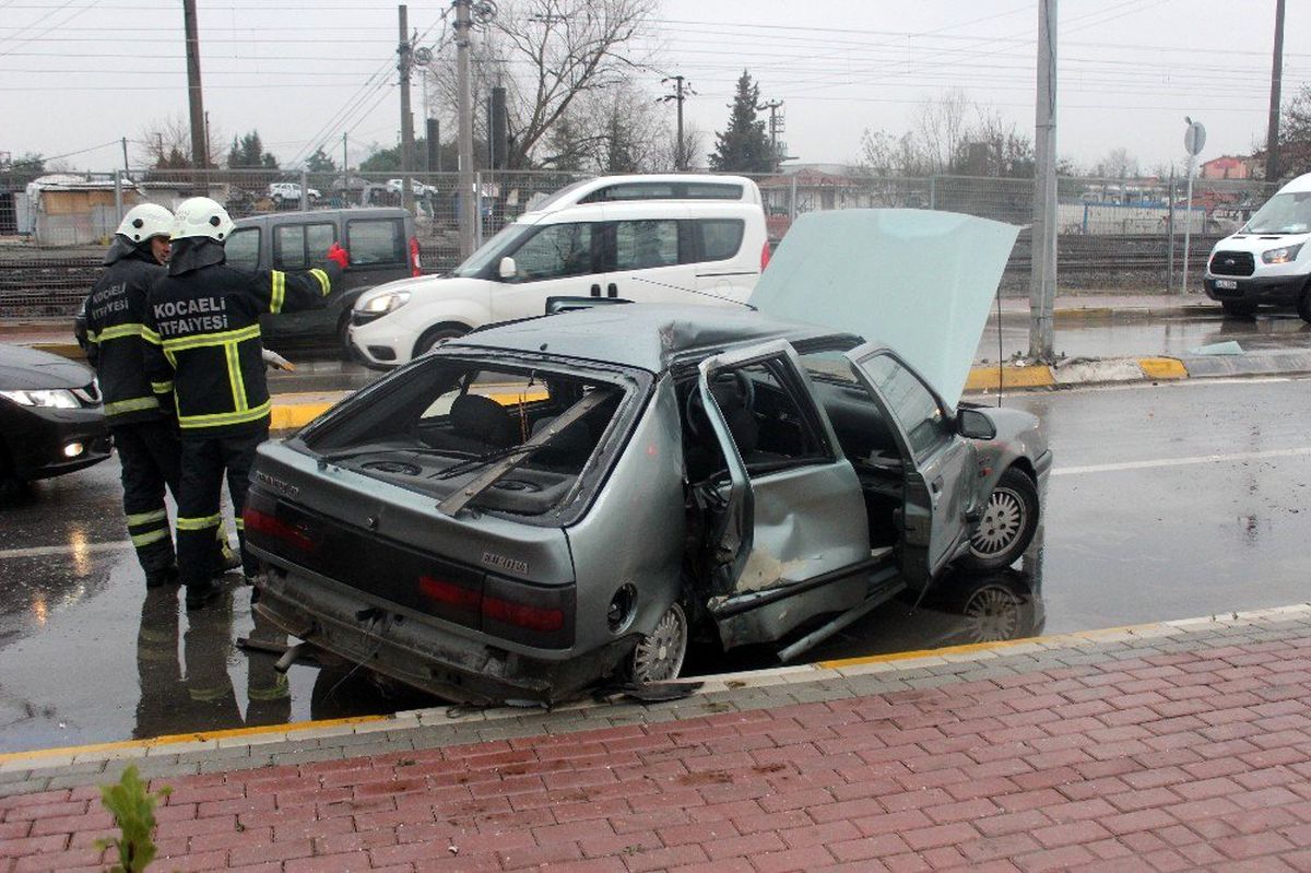 Kocaeli\'de 3 aracın karıştığı trafik kazasında 1 kişi yaralandı