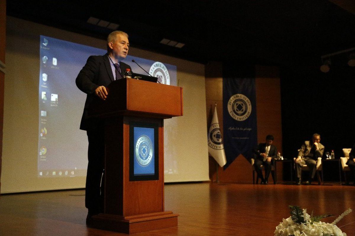 "Komplo teorileri virüsten daha bulaşıcı"