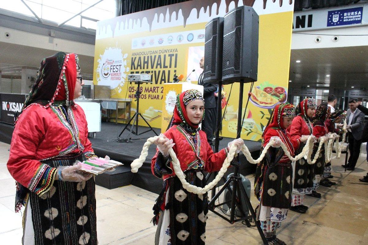 Kurdele yerine peynir kestiler