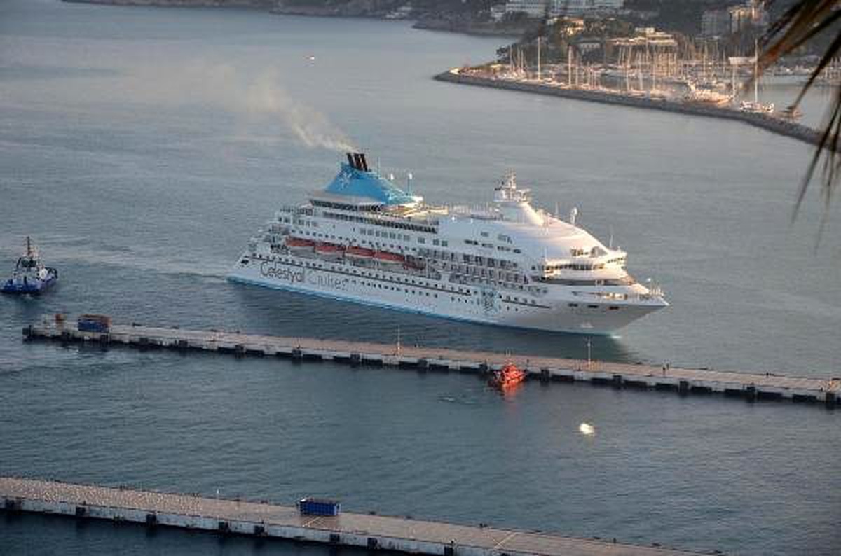 Kuşadası\'na sezonun ilk kruvaziyer gemisi yanaştı