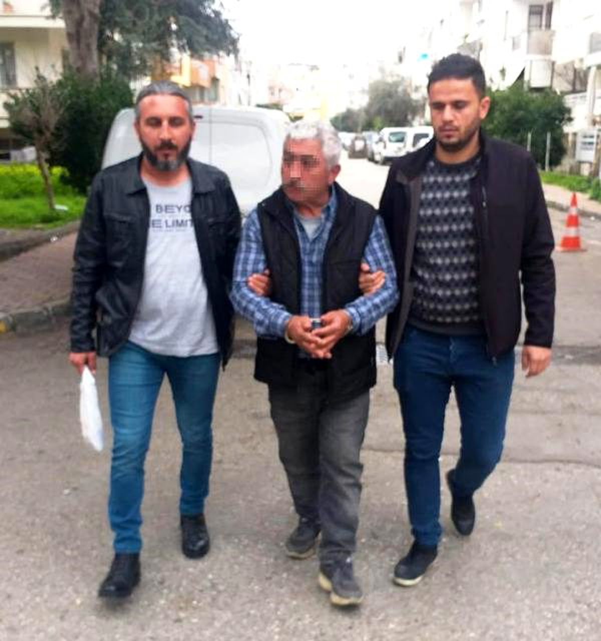 Kuyumcuya sahte altın bilezik satmaya çalışırken yakalandı