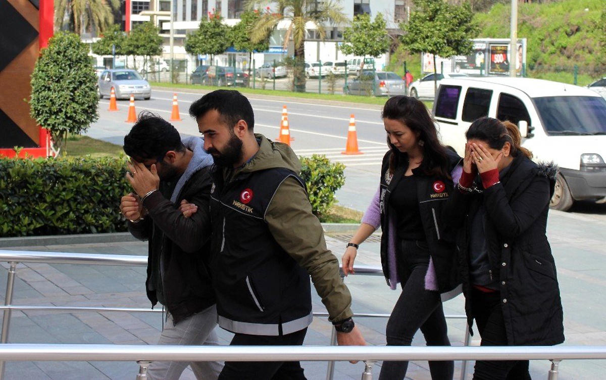 Lüks villayı uyuşturucu serasına çeviren şüphelilerden 1\'i tutuklandı