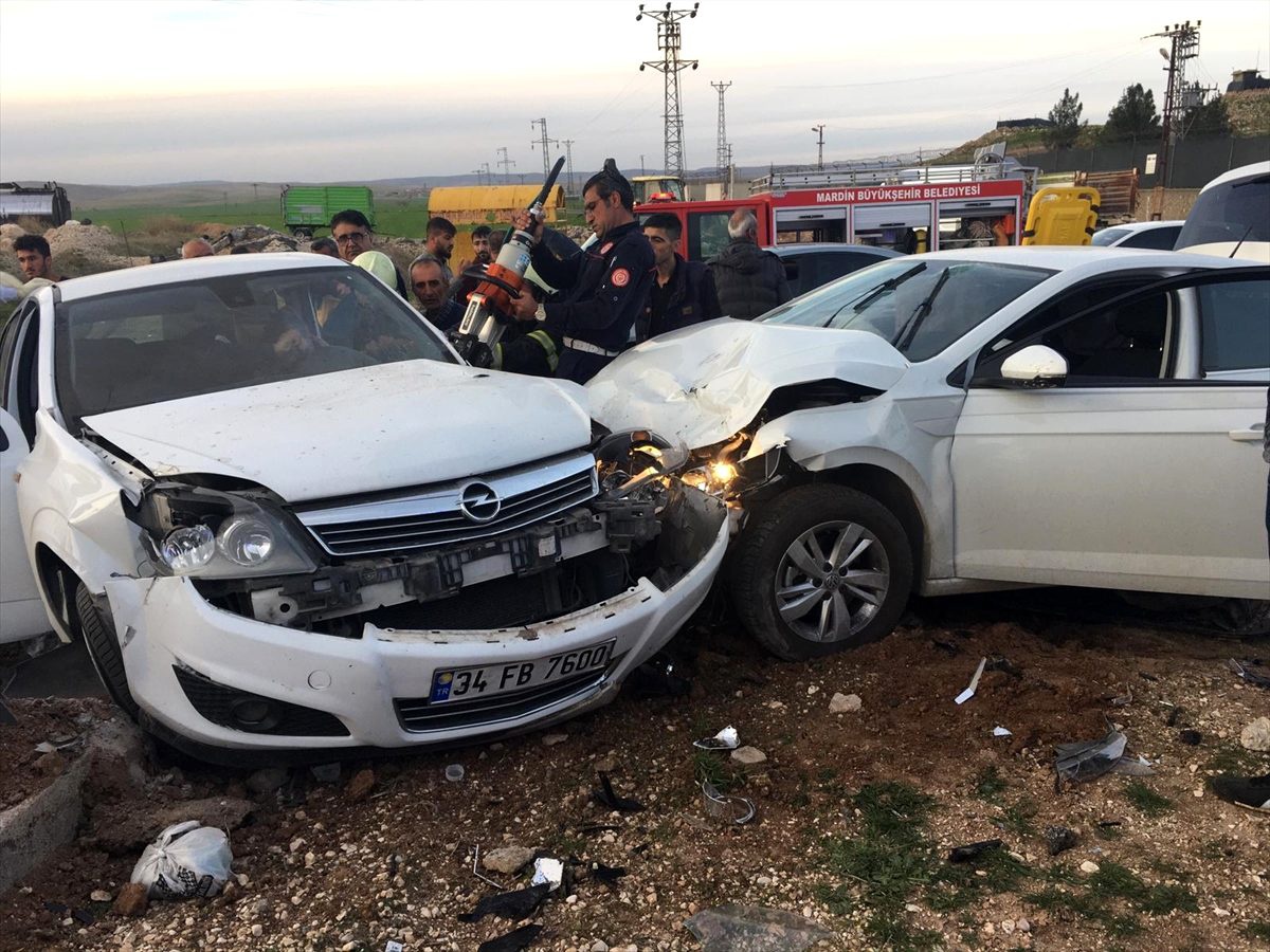 Mardin\'de iki otomobilin çarpıştığı kazada 2 kişi yaralandı