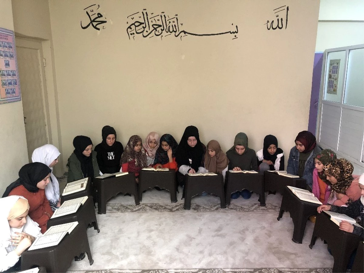 Mardin\'de öğrenciler İdlib şehitleri için hatim indirdi