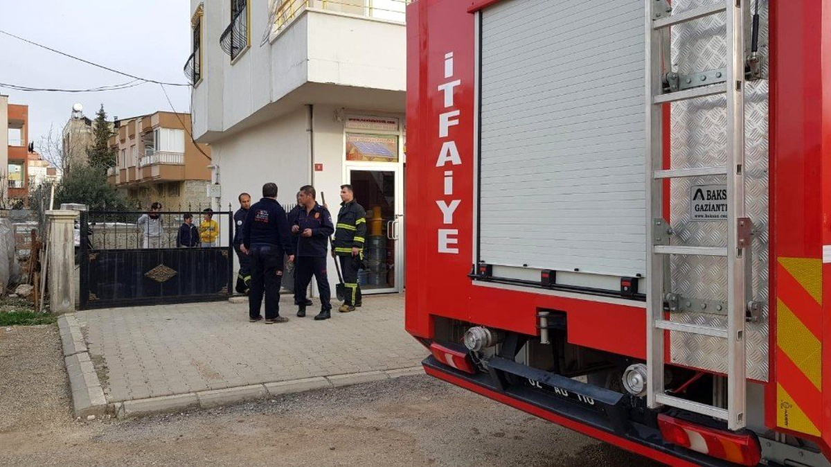 Merdiven boşluğunda çıkan yangın büyümeden söndürüldü