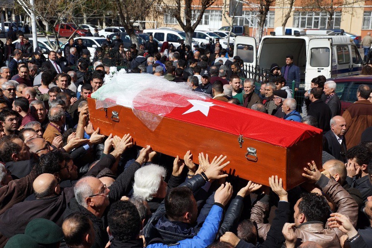 Meslektaşı tarafından öldürülen kadın polis son yolculuğuna duvağıyla uğurlandı