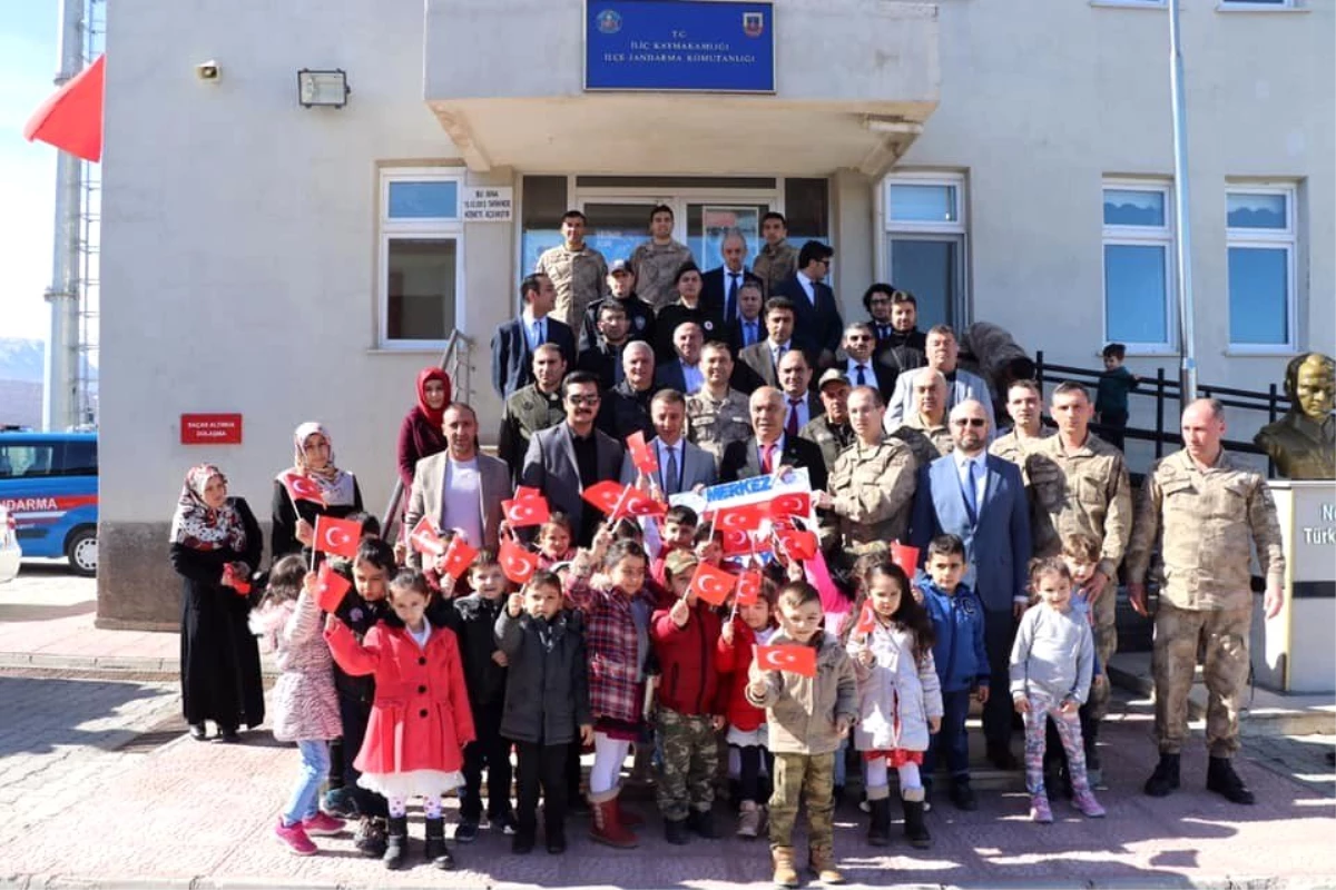 Minik öğrencilerden Mehmetçiğe destek ziyareti