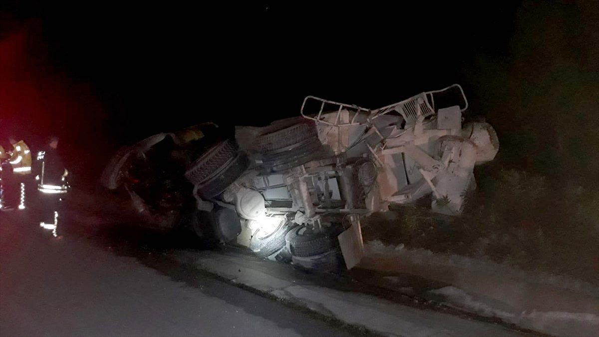 Muğla\'da otomobil beton mikserine çarptı: 2 yaralı