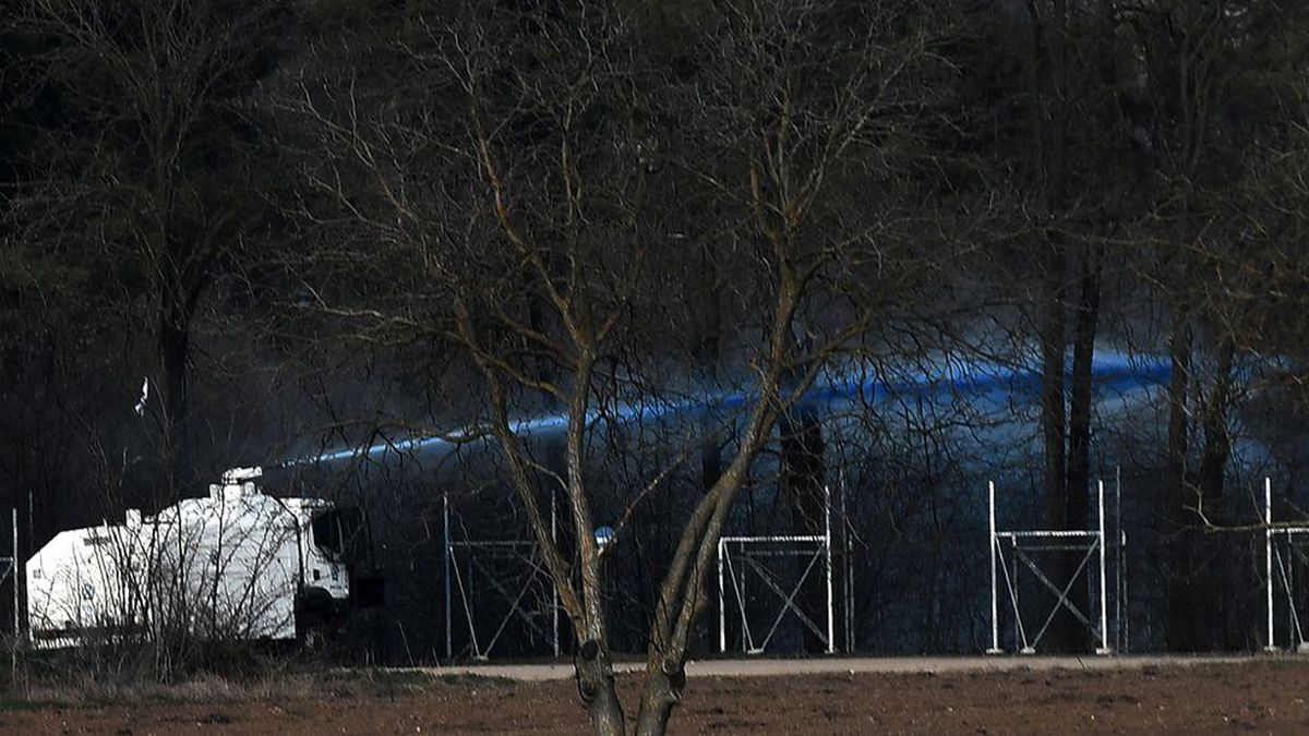 Yunan polisi sınırı geçenleri \'tespit edip tutuklamak için\' mavi renkli tazyikli su sıkıyor