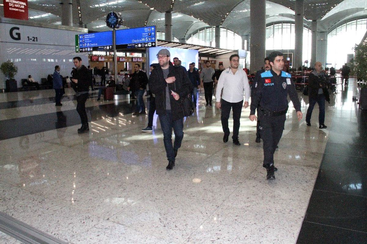 Mültecilere broşür dağıtan sağcı lider sınır dışı edildi