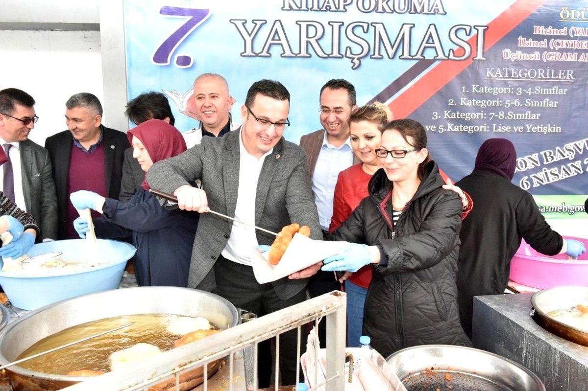 Mustafakemalpaşa Belediyesi şehitler için lokma döktürdü