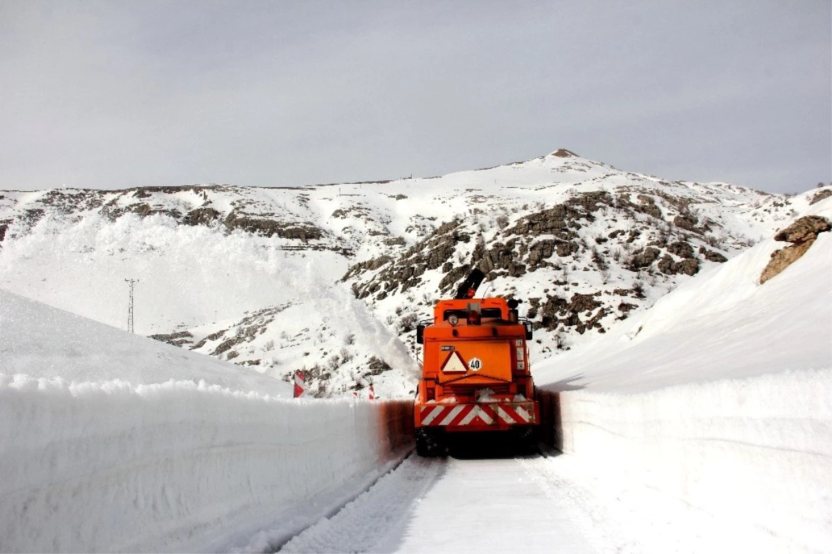 Nemrut Dağı\'nın kar nedeniyle kapanan yolu açılıyor