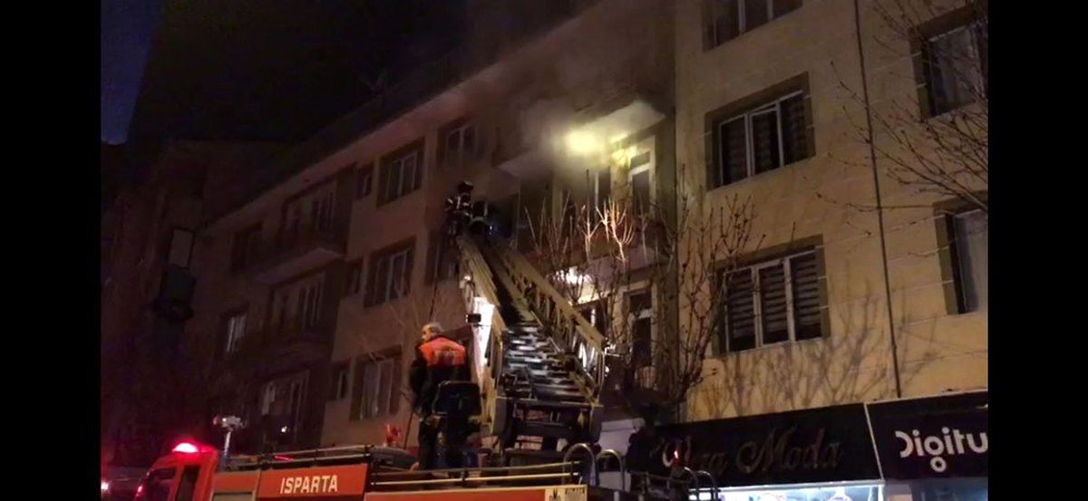 Öğrenci apartındaki yangın korkuttu
