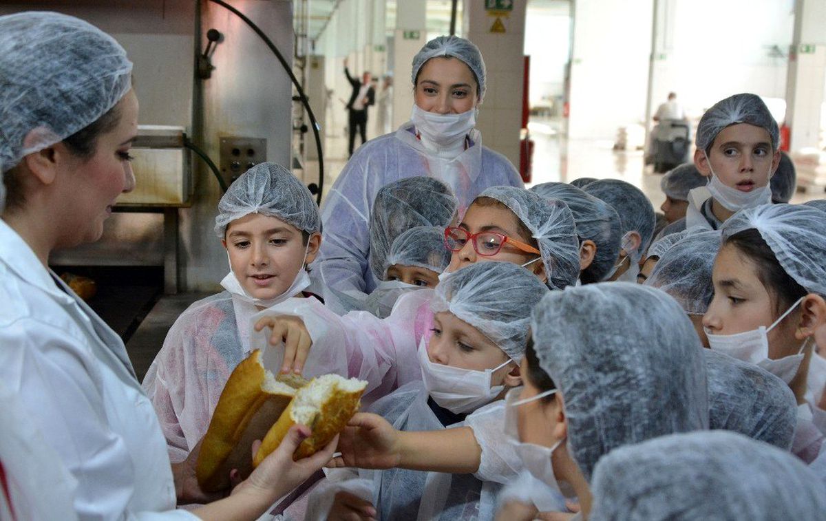 Öğrenciler ekmek fabrikasını gezdi