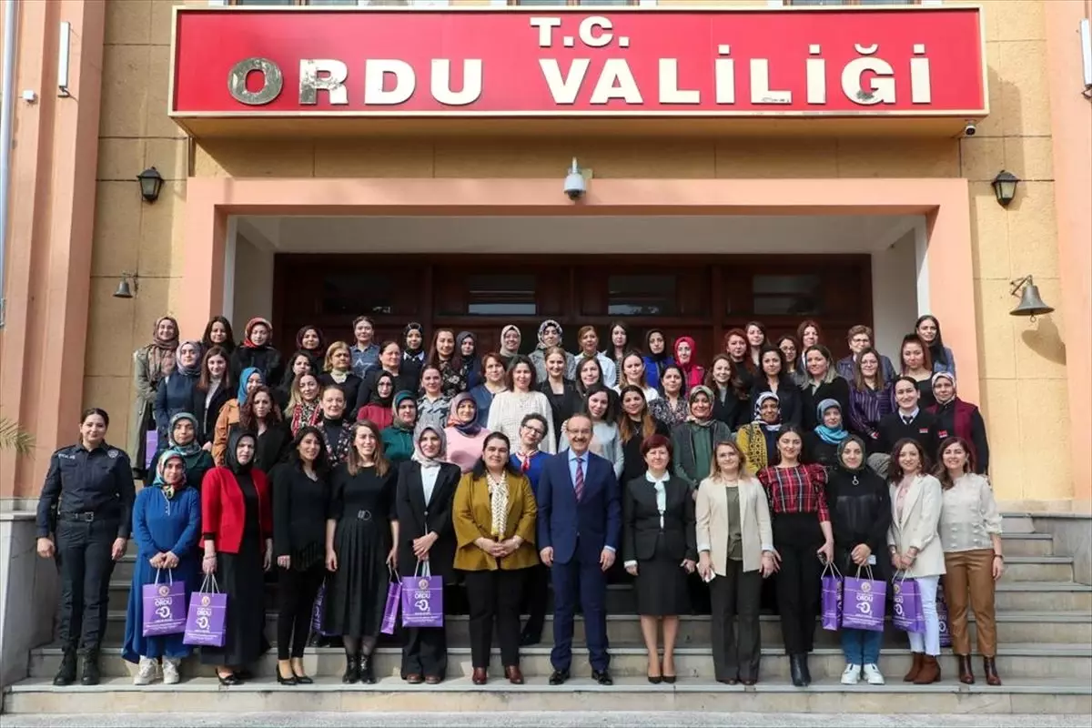 Ordu Valisi Yavuz, kadın personellerin 8 Mart Dünya Kadınlar Günü\'nü kutladı