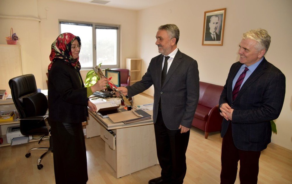 Rektör Bilgiç\'ten kadın çalışanlara karanfil