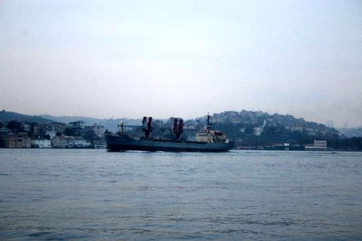 Rus askeri kargo gemisi Boğaz\'dan geçti